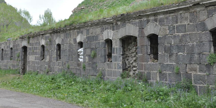 Kars Dereiçi'nde bulunan tarihi hamam yıkılıyor