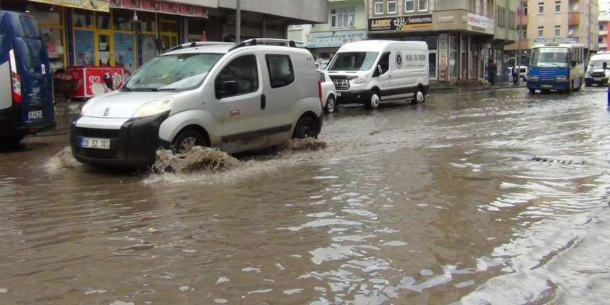 Kars’ta caddeler göle döndü