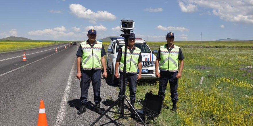 Kars’ta yerli mobil hız tespit sistemiyle jandarma uygulama yapıyor