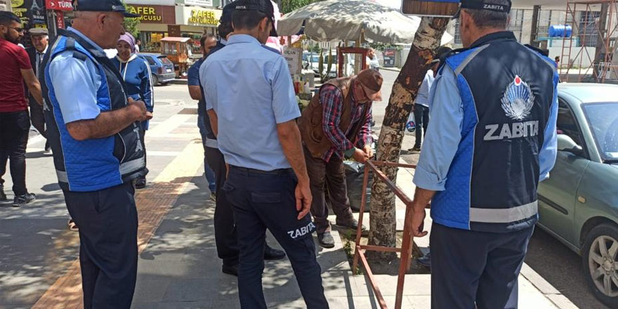 Kars’ta kaldırım işgali sorunu bitmez!