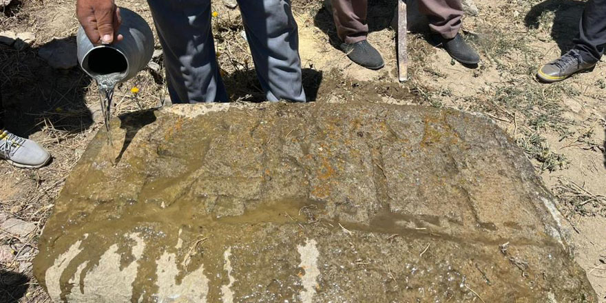 Sarıkamış'ta üzerinde insan figürleri bulunan taş ilgi odağı oldu