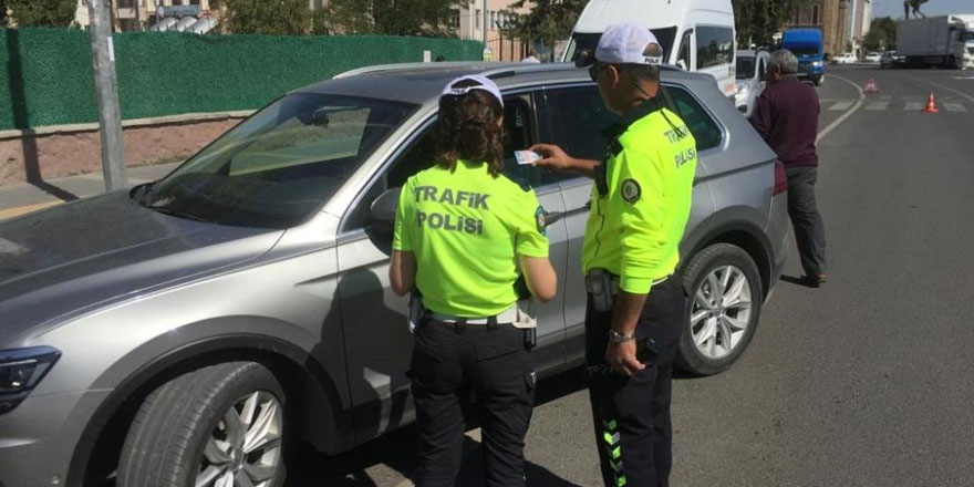 Kars’ta cep telefonu ve emniyet kemeri uygulaması