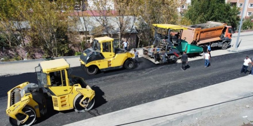 Kars Belediyesi'nin asfalt yol ve kaldırım çalışmaları devam ediyor