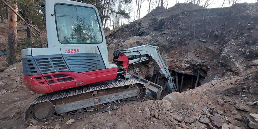 İş makinesiyle izinsiz kazı yapanlar suçüstü yakalandı