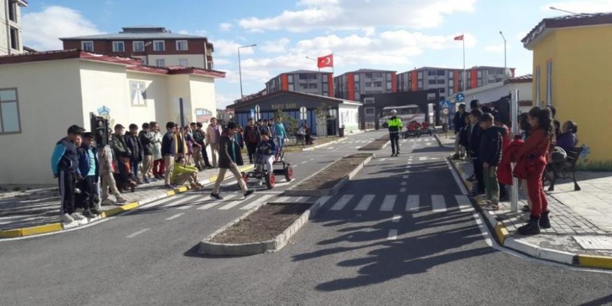 Kars’ta öğrencilere uygulamalı trafik eğitimi verildi