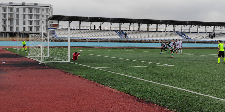 Kars 36 Spor ilk galibiyetini halaylarla kutladı