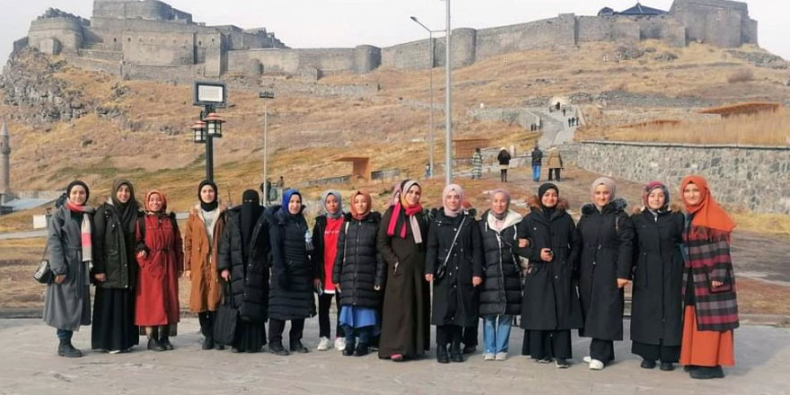 Gençler Kars'ın tarihi ve manevi mekanlarını tanıyor