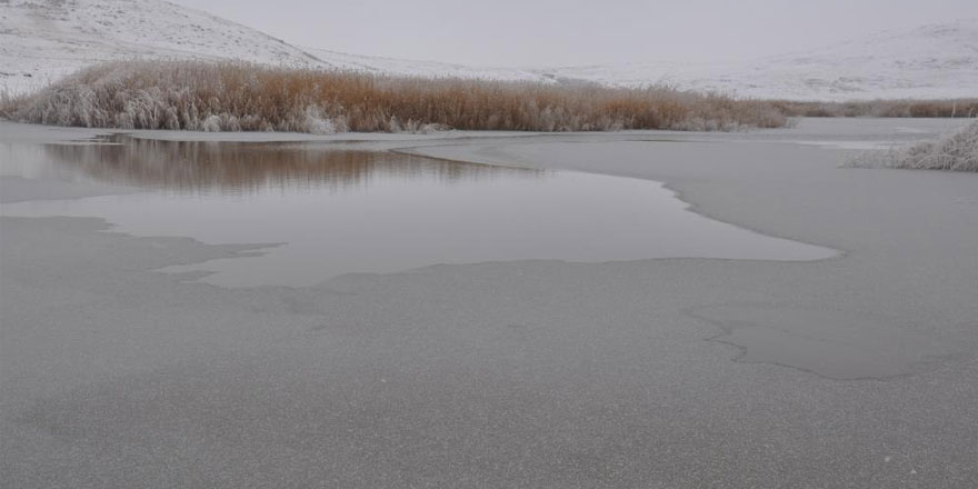 Kars’ta Lavaşın Gölü buz tuttu