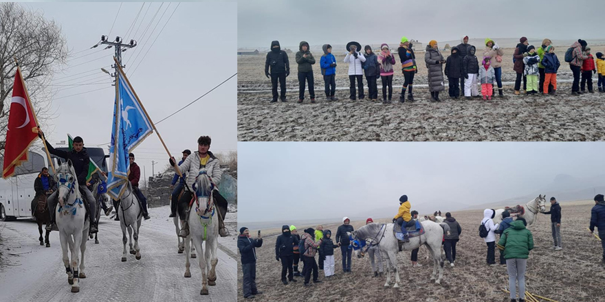 Kars'ta turistleri ciritçiler atlarla karşılıyor