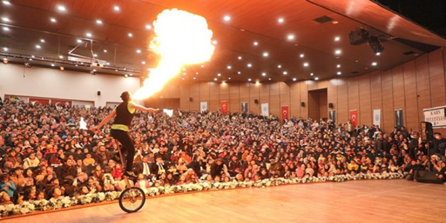 Kars Belediyesi’nin düzenlediği Sirk gösterisi yoğun ilgi gördü