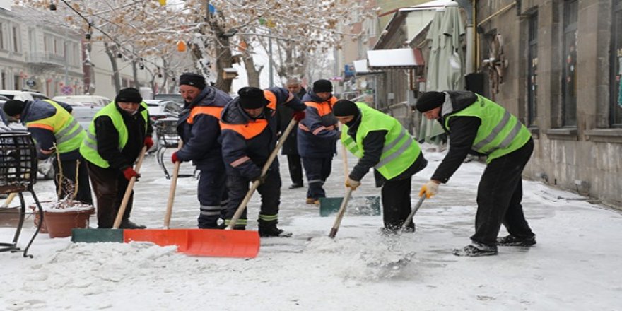 Kars’ta, karla mücadele aralıksız devam ediyor