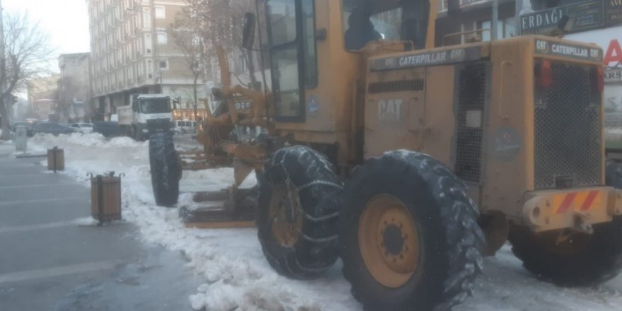 Kars’ta, karla mücadele çalışmaları devam ediyor