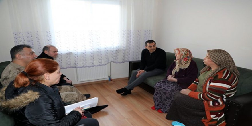 Vali Türker Öksüz, Kars’a gelen depremzede aileleri ziyaret etti