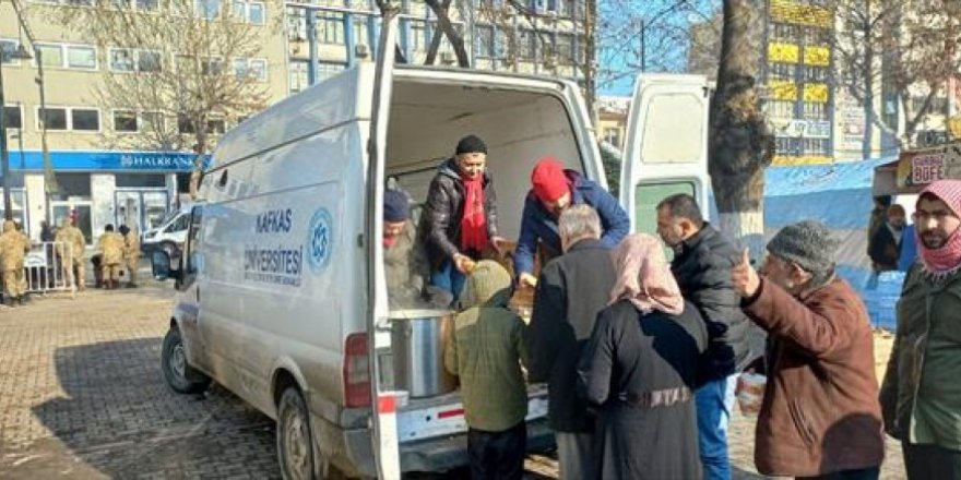 Kafkas Üniversitesi deprem bölgesinde yardımlarını sürdürüyor