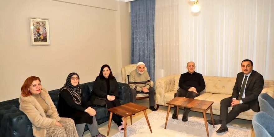 Vali Türker Öksüz, eşi Meral Öksüz ile birlikte depremzedeleri yalnız bırakmıyor