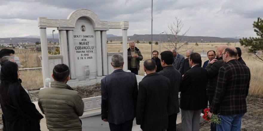 Aşık Murat Çobanoğlu, vefatının 18'nci yılında Kars'ta mezarı başında anıldı