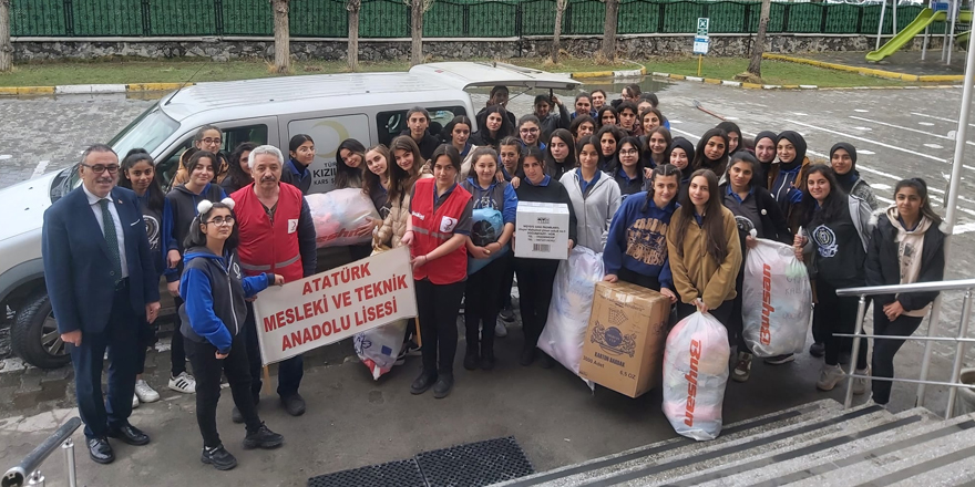 Kars’ta, depremzede çocuklar için üretilen oyuncaklar Kızılay’a teslim edildi