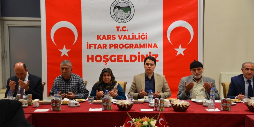 Kars Vali Vekili Muhammed Furkan Tuna, depremzede vatandaşlarla iftarda buluştu