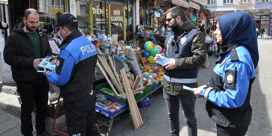 Kars’ta polis, broşür dağıtarak dolandırıcılara karşı uyardı
