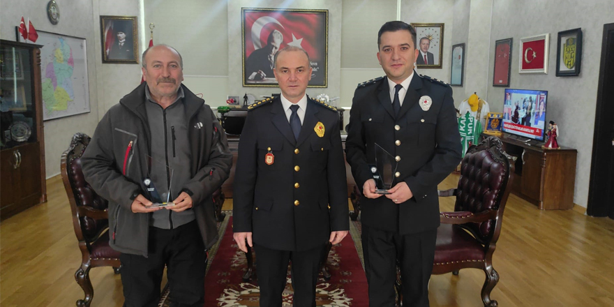 Satranç turnuvasına katılan gazeteci ve polis ödüllendirildi