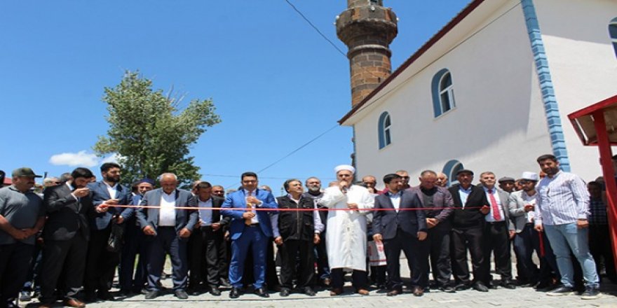 Kars'ın Akyaka ilçesinde Hacı Piri Camii dualarla açıldı