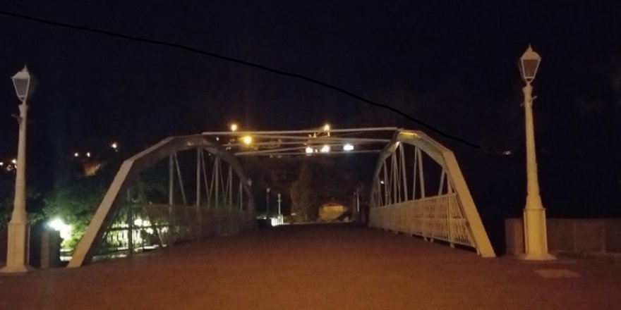 Tarihi Demir Köprü’nün Işıkları Söndü