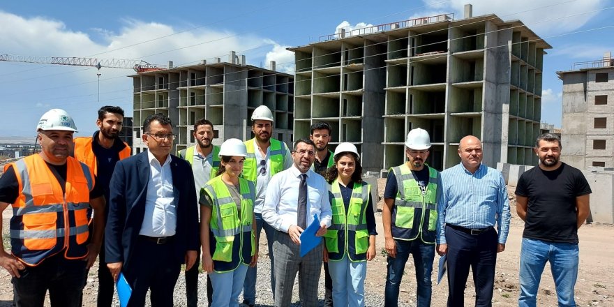 Ak Parti Kars Milletvekili Adem Çalkın, TOKİ konut inşaatında incelemelerde bulundu