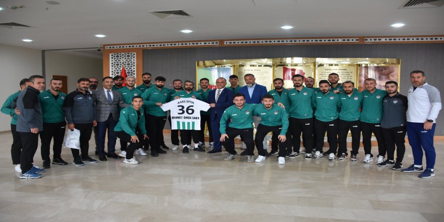 Kars 36 Spor yönetimi ve futbolcuları Emniyet Müdürü Sakay'ı ziyaret etti