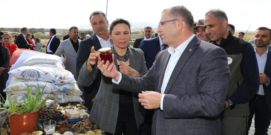 Kars Valisi Ziya Polat, Oğuzlu Köyü Tarımsal Kalkınma Kooperatifi’ni ziyaret etti