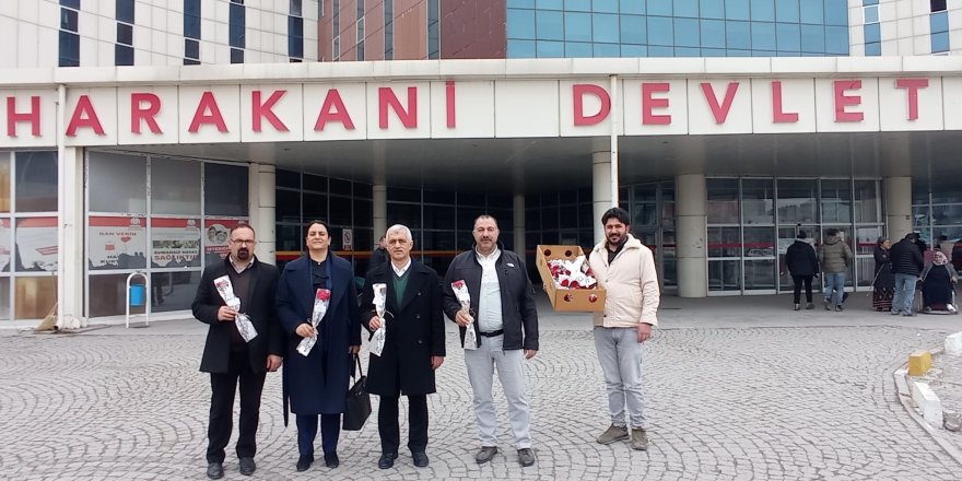 DEM Parti Eş Başkanlarından sağlıklı çalışanlarına  Tıp Bayramı ziyareti