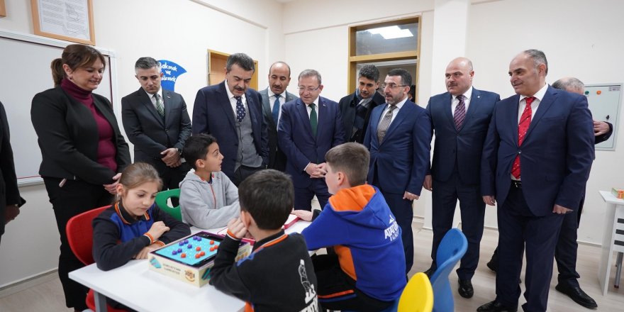 Milli Eğitim Bakanı Prof. Dr. Yusuf Tekin, Kars Atatürk İlkokulu’nu ziyaret etti