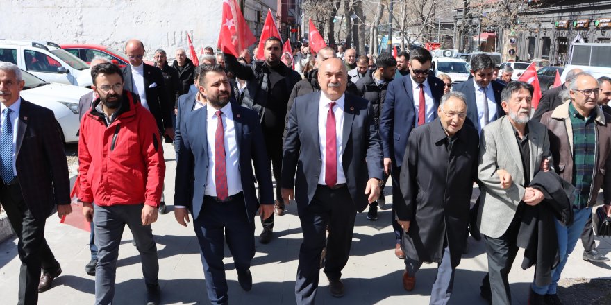 CHP Adayı Gültekin Türk Bayrakları ile Kars'ta İktidar Yürüyüşü Yaptı