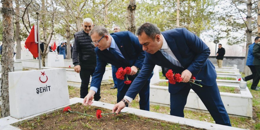 Belediye Başkanı Senger Kars Şehitliğini ziyaret etti