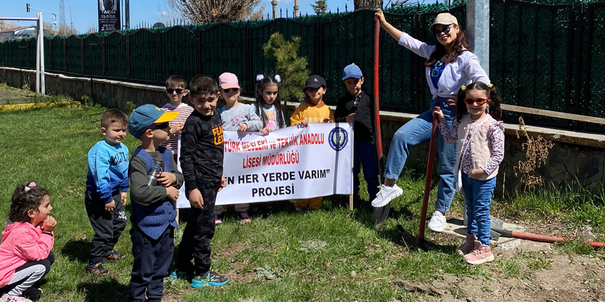 Kars'ta öğrenciler okul bahçesinde sebze-meyve yetiştiriyor