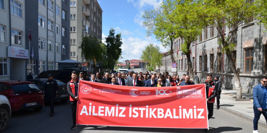 Aile Haftası dolayısıyla "Ailemiz İstikbalimiz" yürüyüşü düzenlendi