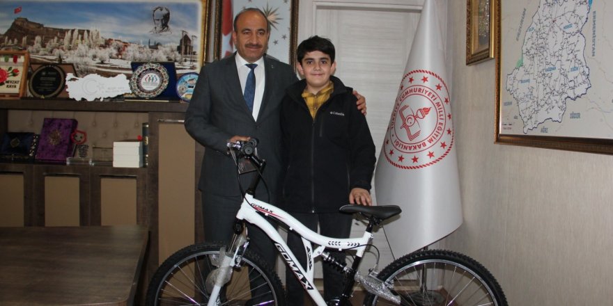 Milli Eğitim Müdürü Nevzat Kaya, Türkiye Birincisi Kayra Doruk Can’a bisiklet hediye etti