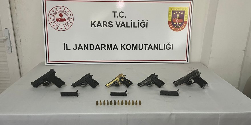 Kars’ta şüpheli araçtan tabancalar çıktı