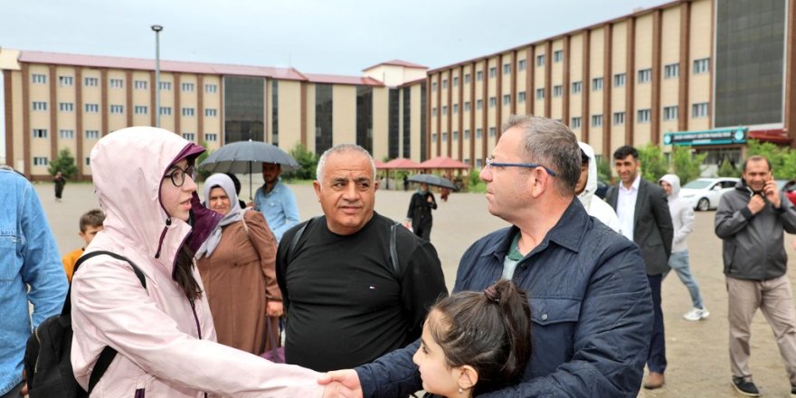 Vali Polat, YKS Sınavı’na giren öğrenciler ve velileriyle bir araya geldi