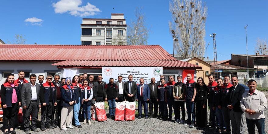 Kars’ta üreticilere yağlık ayçiçeği tohumu dağıtıldı