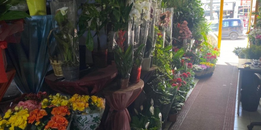 Kars’ta Çiçekçilerde Anneler Günü Yoğunluğu Başladı