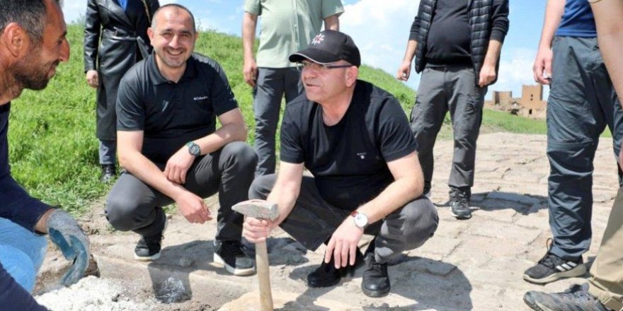 Vali Polat, Ani Ören Yeri'ndeki devam eden çalışmaları inceledi