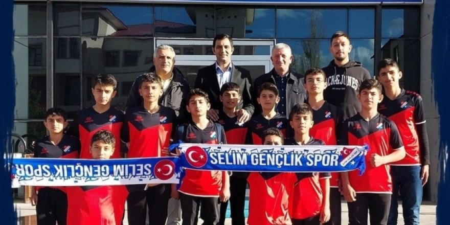 Selim U15 şampiyon takımından Başkan Barış Koç'a anlamlı ziyaret