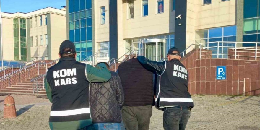 Kars’ta hapis cezaları bulunan ağabeyi ve kardeşi tutuklandı