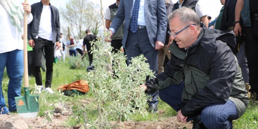 Kafkas Üniversitesi'nde fidan dikimi etkinliği düzenlendi