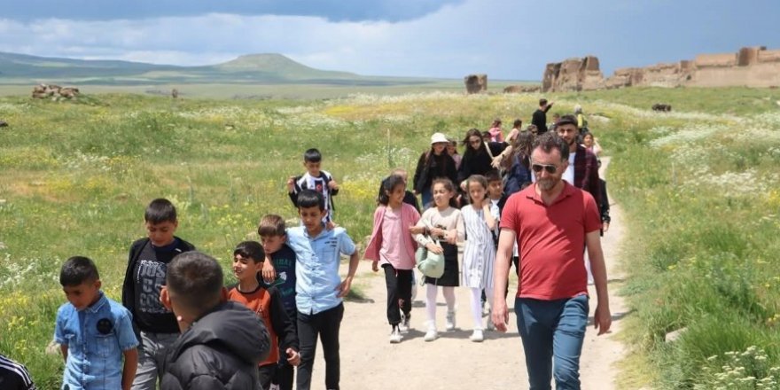 Ani Ören Yeri Bayramda Ziyaretçi Akınına Uğradı