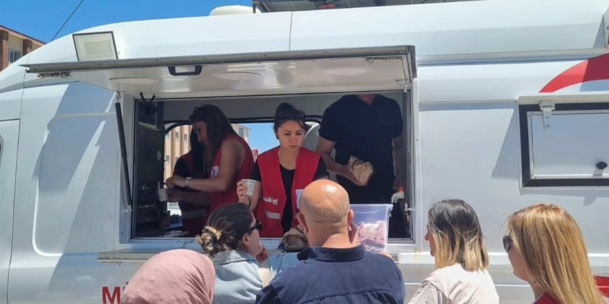Kars Kızılay Şubesi, YKS Heyecanı Yaşayan Gençlere Moral Desteği Verdi