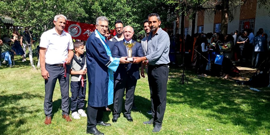 Kağızman'da mezuniyet coşkusu
