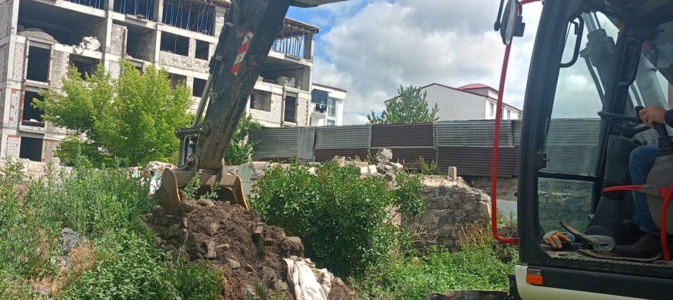 Kars'ta Metruk Yapıların Yıkımı Sürüyor