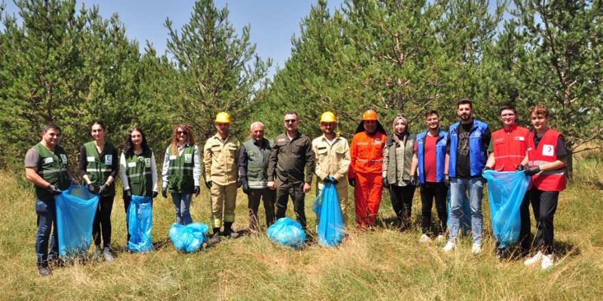 Orman yangınlarına karşı farkındalık oluşturmak amacıyla ormanda çöp topladılar