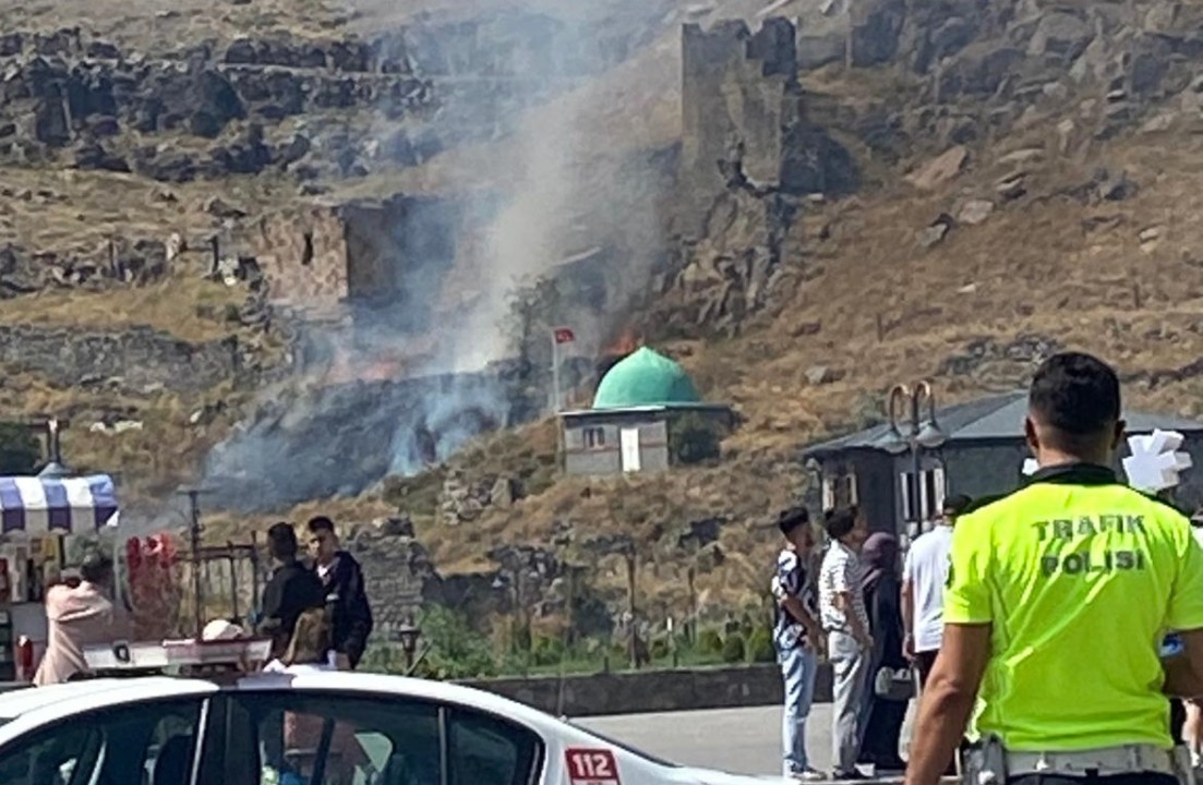 Kars Kalesi eteklerinde yangın çıktı